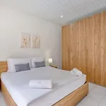 St Pauls Bay Close To Seafront * 세인트폴스베이